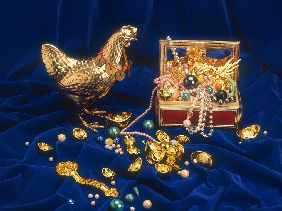 a golden rooster to attract money